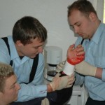 Das fachgerechte Anlegen eines Druckverbandes war ein Teil dieser Station.