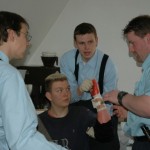 RD-Ausbilder Oliver Hofmann (re.), FF Rissen, und ein Trupp bei der Arbeit.