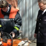 Prüfungsstation Motorkettensäge, rechts im Bild BerFV Chr. Lübbe, WF Nienstedten.