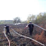 Mühselig bahnen sich die Einsatzkräfte auch den Weg zum letzen Glutnest.