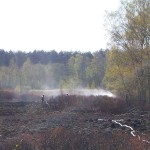 Die Schlauchleitungen mussten teilweise quer durch die Gras- und Moorlandschaft gelegt werden...