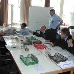 Stabsleiter Günter Vollstedt (links) im Gespräch mit S1(Personal/innerer Dienst) über die bereitgestllten Kräfte.