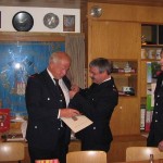 Überreichung der Urkunde, rechts Brandrat Stephan Wenderoth