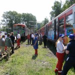 Die Verletztendarsteller nehmen im Zug ihre Position ein.