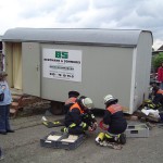 Eine eingeklemmte Person unter der Anhänger-Deichsel. Die Rettungsmaßnahmen wurden eingeleitet.  Foto: Rindt