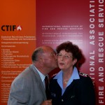 Walter Egger Präsident der CTIF bedankt sich bei einer Mitarbeiterin