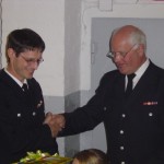 Wehrführer Heino Goes (rechts)dankt Bernd Rieck für seinen Einsatz in der Wehr.