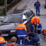 PKL - Person unter PKW eingeklemmt.