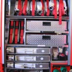 G5 mit 7 x 2 B-Schläuchen hintereinander, 2 Auffangbehältern 1000l, 3 Schlauchtragekörben zu je 3 C-Schläuchen, 3 C-Rollschläuchen, einem 5m B-Füllschlauch, Schnellangriffsverteiler mit 1 B-Schlauch.