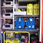 G2 mit 2 Leitungstrommeln 230V, Stromerzeuger, 2x20kg Ölbindemittel, E-Tauchpumpe, Motorkettensäge, E-Kettensäge, Brechstange, zBV-Fach