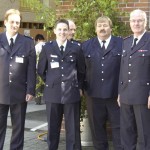 Wehrführer-Vertreter Frank Grobelny, Wehrführer Bjoern Wilhelm, Wachführer F21 Werner Papenhagen (halb verdeckt), Direktionsbereichsfüher Ost-Nord André Wronski, Bereichsführer Wandsbek Peter Wilhelm