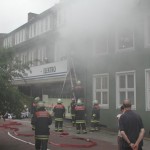 Eine Person wird über das Vordach gerettet.