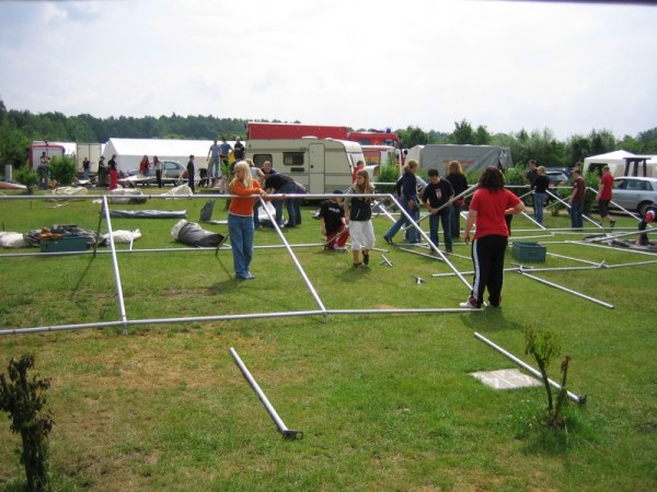 Aufbau von drei Schlafzelten, Küchenzelt...