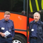 Herr Steffens und Herr Pietschmann von der BF Hamburg geben am Befehlswagen eine kurze Einweisung.