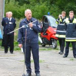 Manfred Kanzler (BF Hamburg) erklärt den Einsatzkräften, Beobachtern und Gästen den Übungsablauf