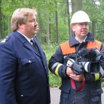 Landesbereichsführervertreter Nord Andrè Wronski (links) als Übungsbeobachter und Thomas Schwarz (Leiter der Arbeitsgruppe Medien und Kommunikation der Freiwilligen Feuerwehr Hamburg) mit Video Kamera