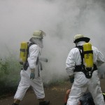 Einsatzkräfte unter schwerem Atemschutz und entsprechender Schutzkleidung in der Einsatzstelle.