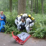 Hier wird eine verängstigte Verletztendarstellerin aus einem Gebüsch gerettet.