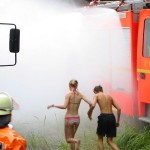 Grobe Dekontamination der Verletzten mit vier Fog-Fightern zwischen zwei LF's