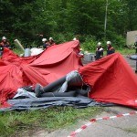 Die Schnellaufbauzelte werden aufgebaut ...