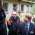 Staatrat Dr. Schulz gemeinsam mit dem Stellinger Wehrführer André Jänicke.
Der Staatsrat ließ sich die Einsatzmöglichkeiten des Erkunders und die Messtechnik erklären.