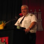 Der Präsident des Deutschen Feuerwehrverbandes stärkt der FF Hamburg den Rücken (©Björn Wendt)