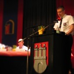 Der Landesjugendfeuerwehrwart Marcel Steinhäuser bedankt sich für die Beschaffung von Bekleidung (©Björn Wendt)