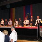 Nahezu alle namenhaften Vertreter der Innenbehörde und der Feuerwehr haben auf dem Rednerpodest Platz gefunden (©Björn Wendt)