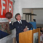 Landesbereichsführer Hermann Jonas verteilt die mitgebrachten Geschenke.
Foto: (C) by FF Blankenese