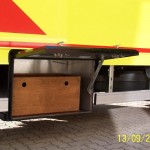 In den beiderseitigen Staukästen kann zusätzliche Ausrüstung verladen werden. Im linken Kasten befindet sich die Stromeinspeisung.