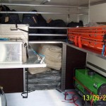 Rechts fünf Schleifkorbtragen, darunter die Zeltheizung, links zwei Sauerstoffflaschen und die Ausstattung aus dem alten GW-RD.