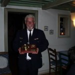 Der Jubilar mit einem weiteren Geschenk