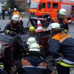 Die Rettung des Patienten wird vorbereitet ... letzte Massnahmen im Fussraum.