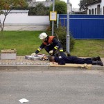 Ein Verletzter wird versorgt