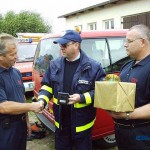 Bei der Geschenkübergabe ...