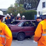 Die Kameraden aus Pirow sichern die Einsatzstelle gegen Brandgefahren ...