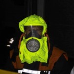 Der Einsatz der Fluchthaube wird geübt.