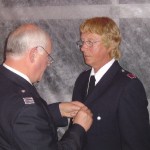 Bereichsführer-Vertreter Heino Goes bei der Verleihung der Verdienstmedallie in Silber an Joachim Köhler.