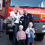 Hartmut mit seiner Familie vor dem LF16/12 der FF Lohbrügge