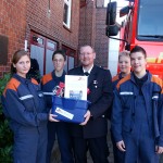 Auch die JF Lohbrügge übergibt Hartmut ein Geschenk