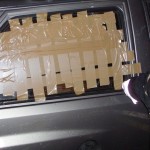 Die Seitenscheiben werden abgeklebt und mit dem Federkörner eingeschlagen. Anschließend kann das Glas entfernt werden.