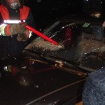 Die Frontscheibe wird mit dem Blechreißer herausgetrennt.