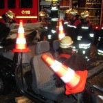 Die scharfen Kanten der geschnittenen Säulen werden mit Verkehrsleitkegeln gesichert.