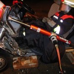 Der Vorderteil des Wagens wird mit einem hydraulischen Stempel nach vorne gedrückt. Der Patient kann nun befreit werden.