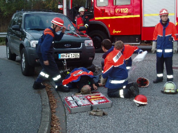 Erstversorgung: Fahradfahrer im Straßenverkehr verunglückt.