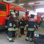 Wie müsste man bei einem verunfallten PKW mit einer eingeklemmten Person vorgehen?