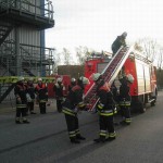 Die Entgegennahme der dreiteiligen Schiebleiter vom LF