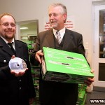 Lutz Kettenbeil übergibt einen DVD-Player an die Freiwillige Feuerwehr Langenhorn-Nord.
Stellvertretend übernimmt Sven Moddelmann (35) den Player für die Wehr.