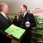 Jugendwart Oliver Stroisch (27) von der Freiwilligen Feuerwehr Wellingsbüttel dankt dem Hamburger FUK-Geschäftsführer Lutz Kettenbeil für
den DVD-Player