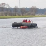 Fließrollen zum Abdichten des Deiches kommen ebenfalls über den Wasserweg (Foto: B.Wendt)